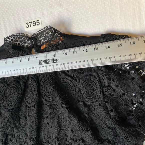 Belldini Women Lace Blouse size L Short Sleeve 24” Length Floral Black - Picture 2 of 8